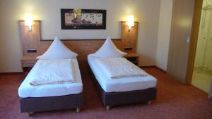 Postel nebo postele na pokoji v ubytování Hotel Gasthof Käßer