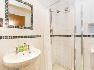 Un baño blanco con lavabo y ducha. en 2 Bed in Chapel-en-le-Frith PK606, en Chapel-en-Le-Frith