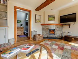 a living room with a fireplace and a tv at 2 Bed in Ludlow CHL38 in Caynham