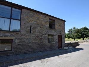 un bâtiment en briques avec une porte latérale dans l'établissement 4 Bed in Whaley Bridge PK535, à Whaley Bridge