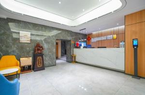 a waiting room with a counter in a restaurant at Green Tree Inn Urumqi San'gong Metro Station Exit in Ürümqi +238 photos