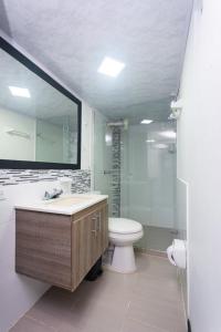 ein Badezimmer mit Toilette, Waschbecken und Dusche in der Unterkunft Finca Hotel Santo Tomas Campestre in Rionegro + 44 Fotos