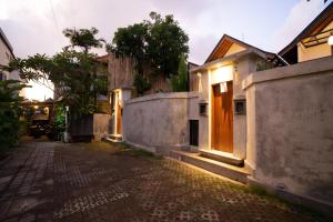 an alley with a house and a building with lights at De Awan Villa in Kerobokan