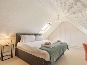 Ένα ή περισσότερα κρεβάτια σε δωμάτιο στο 4 Bed in Broad Haven 88331