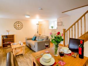 un salon avec une table et un canapé dans l'établissement 1 bed property in Bala 89368, à Llandderfel