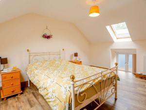 une chambre avec un lit et une lucarne dans l'établissement 1 bed property in Bala 89368, à Llandderfel