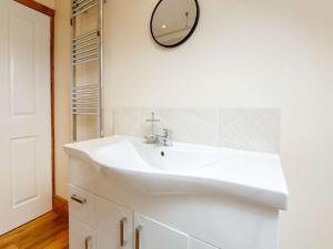une salle de bain avec un lavabo blanc et un miroir dans l'établissement 1 bed property in Bala 89368, à Llandderfel 16 autres photos