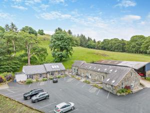 une vue aérienne d'un bâtiment avec des voitures garées sur un parking dans l'établissement 1 bed property in Bala 89368, à Llandderfel