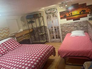 Un dormitorio con una cama y una pared de ladrillo. en Au coeur des vignes, en Le Castellet