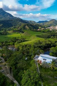 eine Luftansicht eines Golfplatzes mit Bergen im Hintergrund in der Unterkunft Hotel Playa Primavera in San Carlos