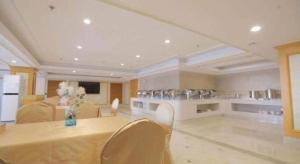 a large dining room with a table and chairs at Vienna Hotel Shenyang Central Street in Shenyang
