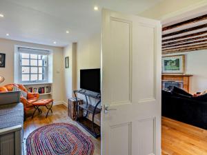 Una televisión o centro de entretenimiento en 3 Bed in Kirriemuir 96115