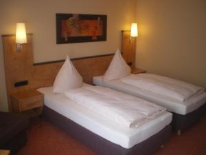 Postel nebo postele na pokoji v ubytování Hotel Gasthof Käßer