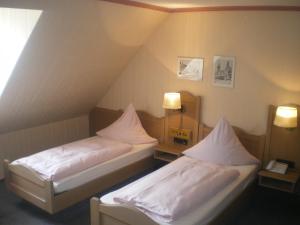 Postel nebo postele na pokoji v ubytování Hotel Gasthof Käßer