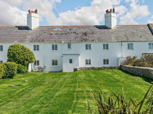 una gran casa blanca con un gran patio en 4 Bed in Isle of Purbeck IC036, en Worth Matravers