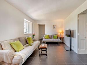 Una sala de estar con un sofá y un televisor. en 4 Bed in Isle of Purbeck IC036, en Worth Matravers