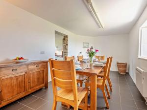 Un comedor con mesa y sillas de madera. en 4 Bed in Isle of Purbeck IC036, en Worth Matravers
