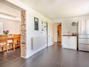 Una cocina y un comedor con una mesa y un refrigerador. en 4 Bed in Isle of Purbeck IC036, en Worth Matravers 22 fotos más