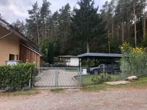 滨湖克拉科Doppelferienhaus am See & Wald的车库的大门,车库下面有停车位 更多15张照片