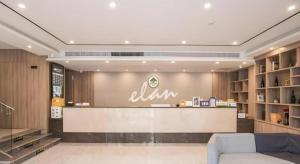 南京市にあるGreen Tree Inn Nanjing Xinjiekou Wangfu Avenueのロビーのカウンター付き店舗