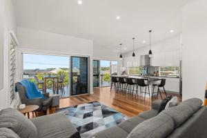 Posezení v ubytování 4-Bedroom Family Retreat, Just 50m to Boyds Beach, Kiama Downs + 12 fotografií