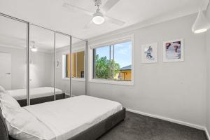 Postel nebo postele na pokoji v ubytování 4-Bedroom Family Retreat, Just 50m to Boyds Beach, Kiama Downs