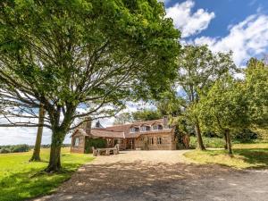 una gran casa de ladrillo con árboles delante de ella en 4 Bed in Dorchester 80513, en Charminster