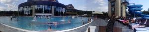 Una gran piscina con gente en el agua. en Willa Na Potoku, en Zakopane