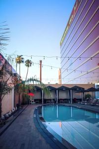 una piscina frente a un edificio en Ahern Hotel and Event Center, en Las Vegas