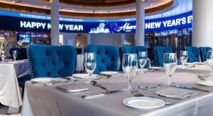 Una mesa con copas de vino y servilletas encima. en Ahern Hotel and Event Center, en Las Vegas 159 fotos más