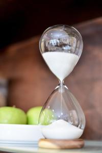 an hourglass sitting on top of a plate at Hotel Sandmanns am Dom in Cologne