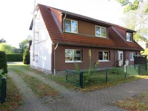 a house with a fence in front of it at Wohnung am Tor zur Lewitz in Banzkow