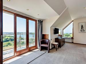 Una habitación con un escritorio y una silla y grandes ventanales. en 11 Bed in Instow REDLA, en Instow