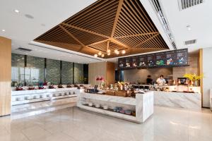 a restaurant with a bar in a lobby at Mercure Xi'an Daming Palace in Xi'an