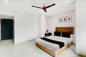 a bedroom with a bed and a ceiling fan at Super Townhouse Narayanaguda Metro Station Formerly Hotel Anshu Grand in Vidya Nagar