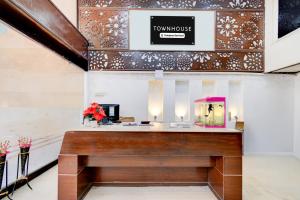 a dressing room with a desk and a mirror at Super Townhouse Narayanaguda Metro Station Formerly Hotel Anshu Grand in Vidya Nagar