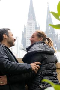 Ein Mann und eine Frau stehen nebeneinander in der Unterkunft Hotel Sandmanns am Dom in Köln