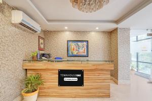 デヘラードゥーンにあるSuper Townhouse Oak ONGC Crossway Formerly Hotel Gold Stone Comfortの受付のあるホテルのロビー