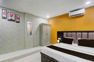 ゴーラクプルにあるSuper Hotel O Medical College Basaratpur Gorakhpurのベッドルーム1室(大型ベッド1台付)が備わります。 +21枚の写真
