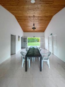 a dining room with a table and chairs at Casa Hotel Villa Sabrosura in Mariquita