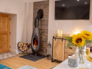 Una estufa en una sala de estar con fuego en ella. en 1 Bed in Richmond 88589, en Easby