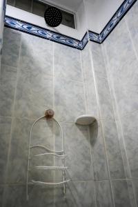 a shower with a towel rack in a bathroom at Casa Hotel Villa Sabrosura in Mariquita