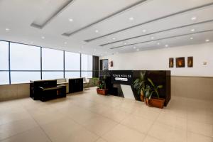 ChākanにあるSuper Townhouse Chakan MIDC Pune Formerly Renuka Executiveの大きな建物内の植物が生い茂る空きロビー