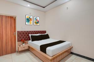 Un dormitorio con una cama grande en una habitación. en Hotel O Kachohalli Gate Formerly SRS Lodge, en Tāvarikere 22 fotos más