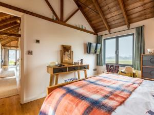 Postel nebo postele na pokoji v ubytování 2 Bed in Leominster 80510