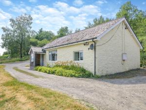 a small white building with a gravel road at 2 bed in Builth Wells BN059 in Garth