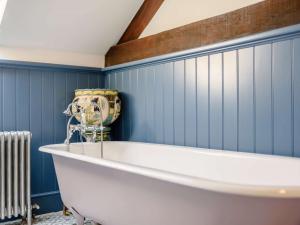 ハーティントンにある4 Bed in Hartington 88196の青い壁のバスルーム(バスタブ付) +11枚の写真