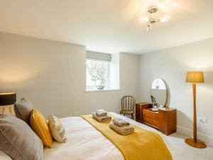 a bedroom with a bed with two towels on it at 5 Bed in Botwnnog 55385 in Bottwnog +23 photos