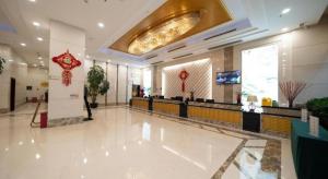 廈門市にあるBashan Hotelの大きなロビー(フロントデスクあり)