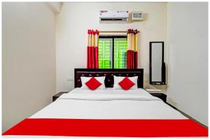 Postel nebo postele na pokoji v ubytování Hotel S-R Palace Near City Bus Stand - Fully Air Conditioning Hotel - Luxury & Spacious Room -Best Hotel In Bhubneshwar
